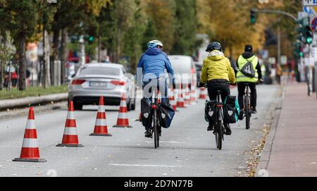 Hamburg, Deutschland. Okt. 2020. Im Rahmen einer Pop-up-Radweg-Kampagne des Allgemeinen Deutschen Fahrrad-Clubs (ADFC) fahren Radfahrer auf einer für sie reservierten Fahrspur der Reeperbahn. Quelle: Markus Scholz/dpa/Alamy Live News Stockfoto