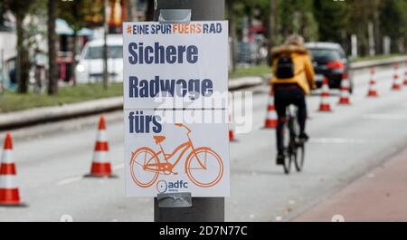 Hamburg, Deutschland. Okt. 2020. Im Rahmen einer Pop-up-Radwegenaktion des Allgemeinen Deutschen Fahrrad-Clubs (ADFC) fährt ein Radfahrer auf einer vorübergehend reservierten Fahrspur der Reeperbahn. Quelle: Markus Scholz/dpa/Alamy Live News Stockfoto