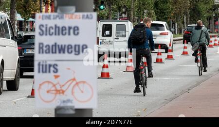 Hamburg, Deutschland. Okt. 2020. Im Rahmen einer Pop-up-Radweg-Kampagne des Allgemeinen Deutschen Fahrrad-Clubs (ADFC) fahren Radfahrer auf einer für sie reservierten Fahrspur der Reeperbahn. Quelle: Markus Scholz/dpa/Alamy Live News Stockfoto