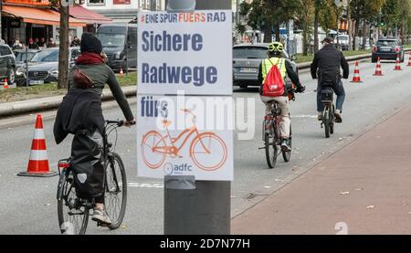 Hamburg, Deutschland. Okt. 2020. Im Rahmen einer Pop-up-Radweg-Kampagne des Allgemeinen Deutschen Fahrrad-Clubs (ADFC) fahren Radfahrer auf einer für sie reservierten Fahrspur der Reeperbahn. Quelle: Markus Scholz/dpa/Alamy Live News Stockfoto