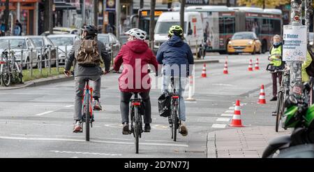 Hamburg, Deutschland. Okt. 2020. Im Rahmen einer Pop-up-Radweg-Kampagne des Allgemeinen Deutschen Fahrrad-Clubs (ADFC) fahren Radfahrer auf einer für sie reservierten Fahrspur der Reeperbahn. Quelle: Markus Scholz/dpa/Alamy Live News Stockfoto