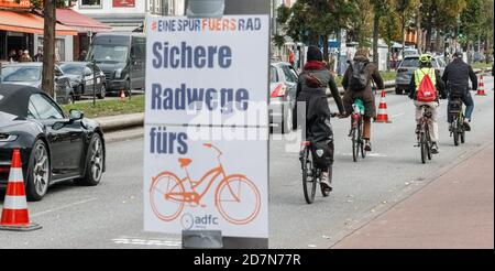 Hamburg, Deutschland. Okt. 2020. Im Rahmen einer Pop-up-Radweg-Kampagne des Allgemeinen Deutschen Fahrrad-Clubs (ADFC) fahren Radfahrer auf einer für sie reservierten Fahrspur der Reeperbahn. Quelle: Markus Scholz/dpa/Alamy Live News Stockfoto