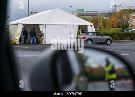 Leith, Edinburgh, Schottland, Großbritannien, 24. Oktober 2020. Erste Grippe-Impfungen: Der erste Tag von drei Wochenenden für Drive-in-Grippe-Impfungen für Menschen über 65 und mit Menschen mit gesundheitlichen Bedingungen finden im Victoria Quay Scottish Government Building bei sehr nassem Wetter statt. Die Leute werden gebeten, in Stundenabenden entsprechend dem ersten Buchstaben ihres Nachnamens teilzunehmen. Im Bild: Der Weg nach innen von der Innenseite eines Autos aus gesehen Stockfoto