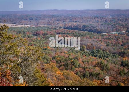 Die Milford Bridge von einem malerischen Blick umgeben von brillanten Herbstlaub Stockfoto