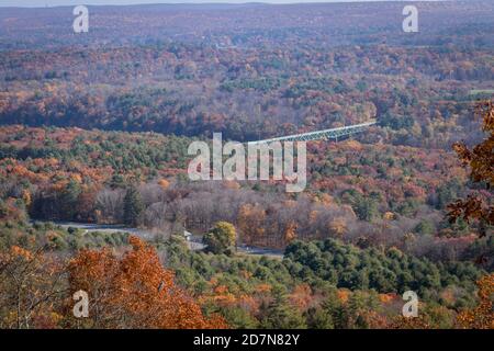 Die Milford Bridge von einem malerischen Blick umgeben von brillanten Herbstlaub Stockfoto