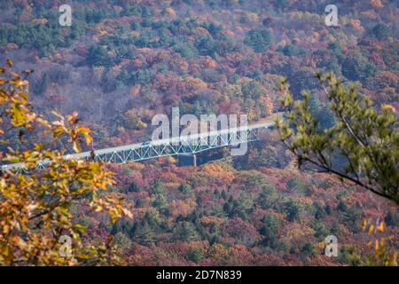 Die Milford Bridge von einem malerischen Blick umgeben von brillanten Herbstlaub Stockfoto