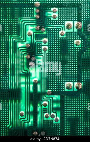Elektronische Leiterplatte Hintergrund mit vielen elektrischen Komponenten, Hardware. Grüne Farbe Stockfoto