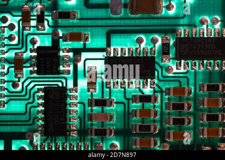 Elektronische Leiterplatte Hintergrund mit vielen elektrischen Komponenten und Verbindungen, Hardware. Grüne Farbe Stockfoto