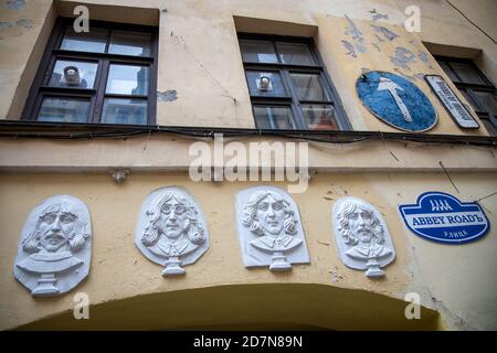 Sankt Petersburg, Russland - 23. Oktober 2020: John Lennon Street, Straße den Beatles gewidmet, modernes Denkmal. Art-Center 'Puschkinskaja 10' Stockfoto