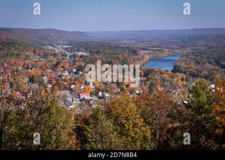 Milford, PA, und der Delaware River aus landschaftlich schöner Aussicht an einem sonnigen Herbsttag Stockfoto