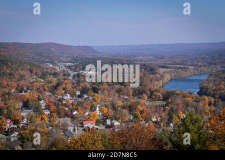 Milford, PA, und der Delaware River aus landschaftlich schöner Aussicht an einem sonnigen Herbsttag Stockfoto