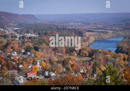 Milford, PA, und der Delaware River aus landschaftlich schöner Aussicht an einem sonnigen Herbsttag Stockfoto