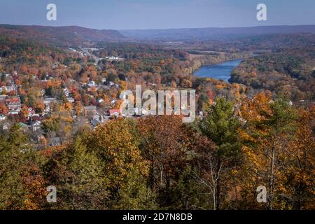 Milford, PA, und der Delaware River aus landschaftlich schöner Aussicht an einem sonnigen Herbsttag Stockfoto