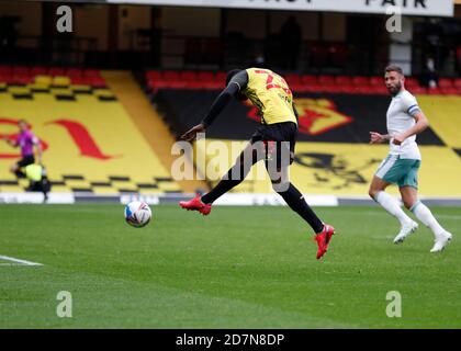 Vicarage Road, Watford, Hertfordshire, Großbritannien. Okt. 2020. English Football League Championship Football, Watford gegen AFC Bournemouth; Ismaila Sarr von Watford einen Schuss auf Tor Kredit: Action Plus Sports/Alamy Live News Stockfoto