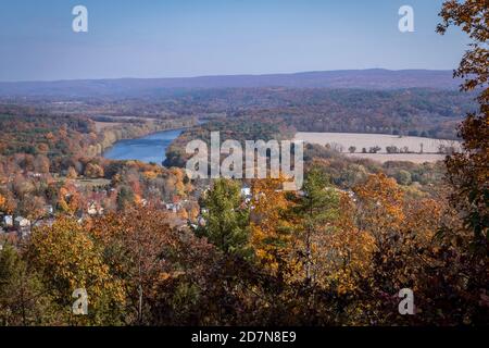 Milford, PA, und der Delaware River aus landschaftlich schöner Aussicht an einem sonnigen Herbsttag Stockfoto