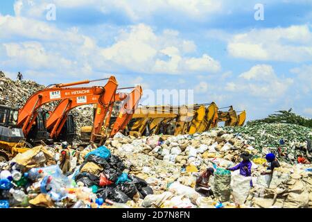 Müllsammler sammeln Abfälle in Dandora Mülldepsite in den Außenbezirken von Nairobi. Dandora Mülldepsite, die Nairobi größte Mülldepsite ist, erhält durchschnittlich 2,000 Tonnen Abfall täglich, der größte Teil davon ist Mischabfall, der aus weitgehend kompostierbaren, Metall, Elektronik, Kunststoff unter anderem besteht. Vor kurzem gab es Bedenken der Kenianer nach einem durchgesickerten Brief der American Petro-Chemical Lobby Group, in dem die amerikanischen Handelsverhandler aufgefordert wurden, die kenianische Regierung aufzufordern, ihre harte Haltung gegenüber Plastikbeschränkungen zu verringern und Kenia zu einem amerikanischen Drehkreuz für die Kunststoffproduktion für Afr zu machen Stockfoto