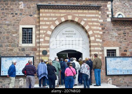 Ankara Türkei. Ca. Okt. 2010. Besucher versammeln sich in der Schlange am Tor des Museums der anatolischen Zivilisationen. Ein historisches Gebäude mit Artefakten Stockfoto