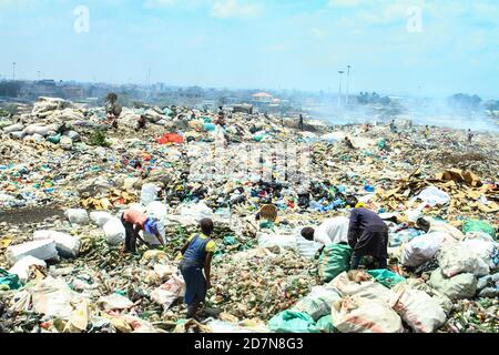 Müllsammler sammeln Abfälle in Dandora Mülldepsite in den Außenbezirken von Nairobi. Dandora Mülldepsite, die Nairobi größte Mülldepsite ist, erhält durchschnittlich 2,000 Tonnen Abfall täglich, der größte Teil davon ist Mischabfall, der aus weitgehend kompostierbaren, Metall, Elektronik, Kunststoff unter anderem besteht. Vor kurzem gab es Bedenken der Kenianer nach einem durchgesickerten Brief der American Petro-Chemical Lobby Group, in dem die amerikanischen Handelsverhandler aufgefordert wurden, die kenianische Regierung aufzufordern, ihre harte Haltung gegenüber Plastikbeschränkungen zu verringern und Kenia zu einem amerikanischen Drehkreuz für die Kunststoffproduktion für Afr zu machen Stockfoto