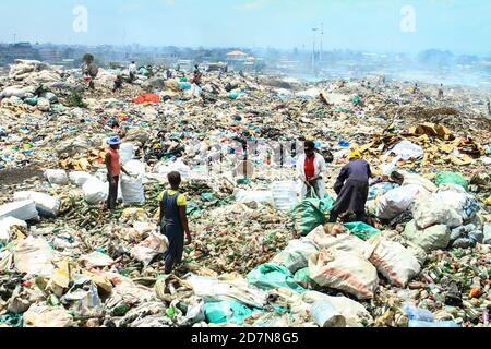 Müllsammler sammeln Abfälle in Dandora Mülldepsite in den Außenbezirken von Nairobi. Dandora Mülldepsite, die Nairobi größte Mülldepsite ist, erhält durchschnittlich 2,000 Tonnen Abfall täglich, der größte Teil davon ist Mischabfall, der aus weitgehend kompostierbaren, Metall, Elektronik, Kunststoff unter anderem besteht. Vor kurzem gab es Bedenken der Kenianer nach einem durchgesickerten Brief der American Petro-Chemical Lobby Group, in dem die amerikanischen Handelsverhandler aufgefordert wurden, die kenianische Regierung aufzufordern, ihre harte Haltung gegenüber Plastikbeschränkungen zu verringern und Kenia zu einem amerikanischen Drehkreuz für die Kunststoffproduktion für Afr zu machen Stockfoto