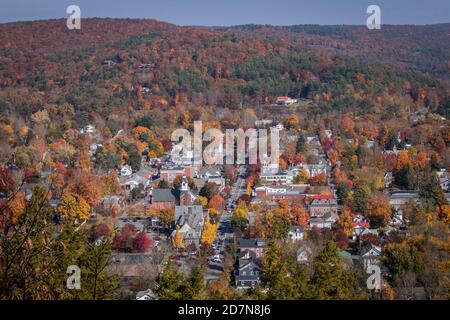 Mit Blick auf die kleine Stadt Milford, PA, von landschaftlich schönen Blick auf einen sonnigen Herbsttag Stockfoto