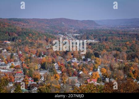 Mit Blick auf die kleine Stadt Milford, PA, von landschaftlich schönen Blick auf einen sonnigen Herbsttag Stockfoto