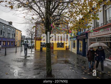 Listowel, Irland - 24. Oktober 2020: Ruhige Straßen in der Stadt Listowel während der 2. Landesweiten Sperrung aufgrund der covid-19 Pandemie Stockfoto