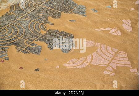 Pflasterstein mit einem geometrischen Design aus unter dem Sand Stockfoto