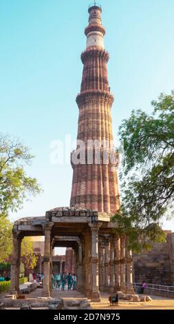 Neu Delhi, 22. März 2017: Qutub Minar, Minarett und Siegesturm mit Steinsäulenpavillon im Qutub-Komplex im UNESCO-Weltkulturerbe Neu Delhi Stockfoto