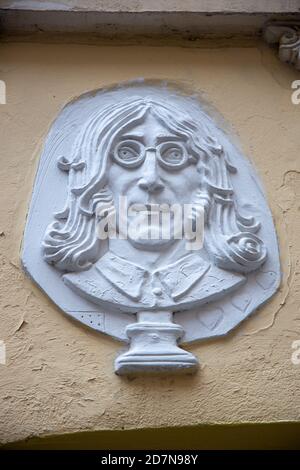 Sankt Petersburg, Russland - 23. Oktober 2020: John Lennon Street, Straße den Beatles gewidmet, modernes Denkmal. Art-Center 'Puschkinskaja 10' Stockfoto