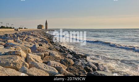 Caorle, Venedig, Italien, Sept 19 2020: Die Kirche der Madonna des Engels in Caorle bei Sonnenaufgang am Ende des Sommers von den westlichen Felsen Stockfoto