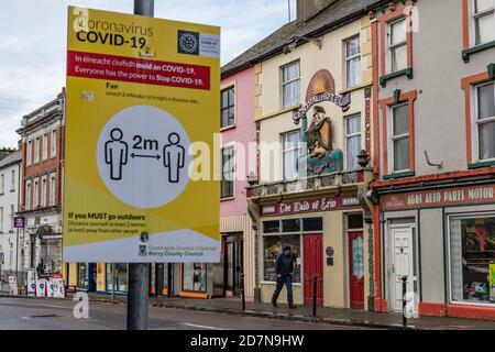 Listowel, Irland - 24. Oktober 2020: Ruhige Straßen in der Stadt Listowel während der 2. Landesweiten Sperrung aufgrund der covid-19 Pandemie Stockfoto