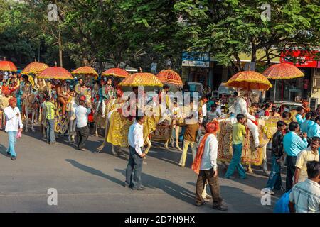 Mumbai ,22. Februar ,2009, Massenhochzeit-Prozession mit geschmückten Pferdegestüten unter bunten Regenschirmen Parade auf den Straßen von Mumbai, Indien Stockfoto