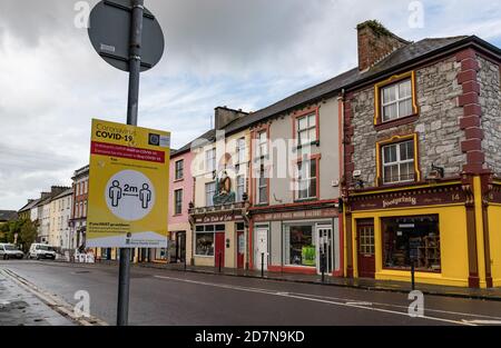 Listowel, Irland - 24. Oktober 2020: Ruhige Straßen in der Stadt Listowel während der 2. Landesweiten Sperrung aufgrund der covid-19 Pandemie Stockfoto