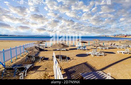 Zaun am einsamen Strand. Essaouira, Marokko. Stockfoto