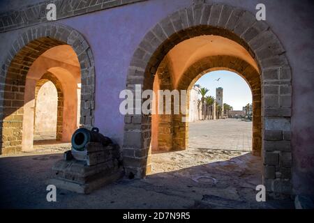 Medina Eingang und der alten Stadtmauer in Essaouira, Marokko Essaouira ist eine von der UNESCO zum Weltkulturerbe ernannt wurde. Stockfoto