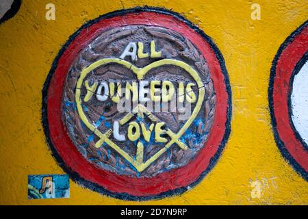 Sankt Petersburg, Russland - 23. Oktober 2020: John Lennon Street, Straße den Beatles gewidmet, modernes Denkmal. Art-Center 'Puschkinskaja 10' Stockfoto