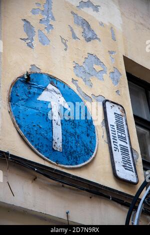 Sankt Petersburg, Russland - 23. Oktober 2020: John Lennon Street, Straße den Beatles gewidmet, modernes Denkmal. Art-Center 'Puschkinskaja 10' Stockfoto