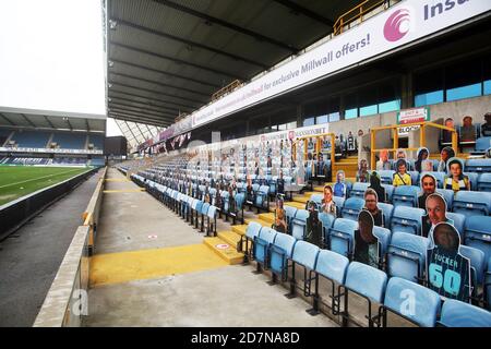 Ein allgemeiner Blick auf Karton Ausschnitt Fans im Stand vor dem Sky Bet Championship Spiel in Den, London. Stockfoto