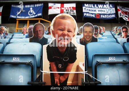 Ein allgemeiner Blick auf Karton Ausschnitt Fans im Stand vor dem Sky Bet Championship Spiel in Den, London. Stockfoto