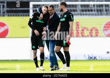 Kiel, Deutschland. Okt. 2020. Fußball: 2. Bundesliga, Holstein Kiel - SpVgg Greuther Fürth, 5. Spieltag. Fürths Geschäftsführer Sport Rachid Azzouzi (M) umarmt Fürths Branimir Hrgota, rechts Fürths Mergim Mavraj. Kredit: Frank Molter/dpa - WICHTIGER HINWEIS: Gemäß den Bestimmungen der DFL Deutsche Fußball Liga und des DFB Deutscher Fußball-Bund ist es untersagt, im Stadion und/oder aus dem Spiel aufgenommene Aufnahmen in Form von Sequenzbildern und/oder videoähnlichen Fotoserien zu nutzen oder auszunutzen./dpa/Alamy Live News Stockfoto