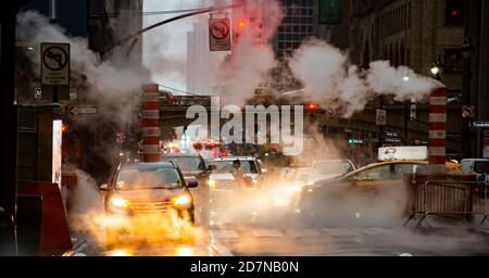 Straßenverkehr durch die belebten Straßen von Manhattan während des Covid-19 Ausbruchs. Manhattan, New York City, Usa. Stockfoto