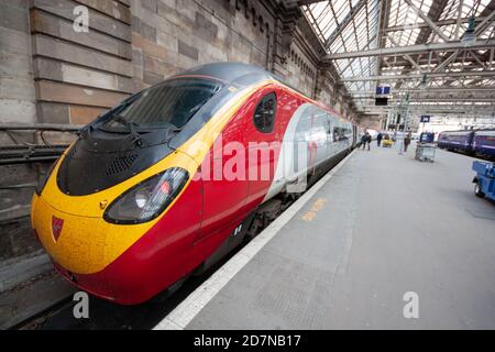 Virgin Trains' Class 390 Pendolino auf Bahnsteig 1 Glasgow Central, April 2010, Schottland Großbritannien Stockfoto