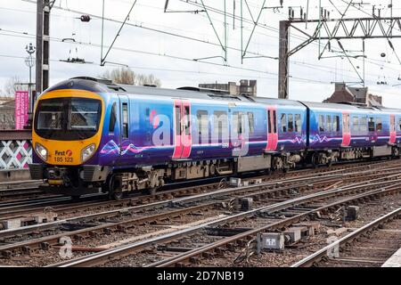 Der Zug der British Rail Class 185 wird von First TransPennine Express betrieben und kommt im April 2010 in Glasgow Central an. VEREINIGTES KÖNIGREICH Stockfoto