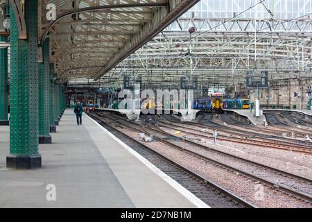 Glasgow Central Platform 9, April 2010. Tickettore haben es seitdem unpraktisch gemacht, ohne Ticket frei auf dem Bahnsteig zu stehen. Schottland, Vereinigtes Königreich Stockfoto