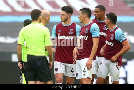 Declan Rice (41) von West Ham United und Fabian Balbuena (4) sprechen nach dem Premier League-Spiel im Londoner Stadion mit den Beamten. Stockfoto