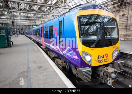 Britische Bahnklasse 185 123, erster TransPennine Express in Glasgow Central, Ziel Manchester Airport, April 2010. VEREINIGTES KÖNIGREICH. Stockfoto