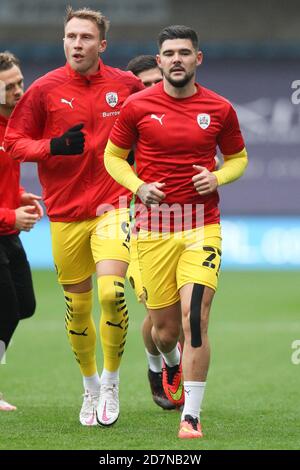 London, Großbritannien. Okt. 2020. Alex Mowatt von Barnsley erwärmt sich während des EFL Sky Bet Championship Matches zwischen Millwall und Barnsley in Den, London, England am 24. Oktober 2020. Foto von Ken Sparks. Nur redaktionelle Verwendung, Lizenz für kommerzielle Nutzung erforderlich. Keine Verwendung bei Wetten, Spielen oder Veröffentlichungen einzelner Vereine/Vereine/Spieler. Kredit: UK Sports Pics Ltd/Alamy Live Nachrichten Stockfoto