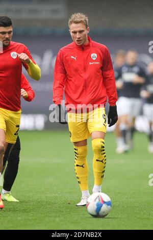 London, Großbritannien. Okt. 2020. Cauley Woodrow von Barnsley erwärmt sich während des EFL Sky Bet Championship Matches zwischen Millwall und Barnsley in Den, London, England am 24. Oktober 2020. Foto von Ken Sparks. Nur redaktionelle Verwendung, Lizenz für kommerzielle Nutzung erforderlich. Keine Verwendung bei Wetten, Spielen oder Veröffentlichungen einzelner Vereine/Vereine/Spieler. Kredit: UK Sports Pics Ltd/Alamy Live Nachrichten Stockfoto