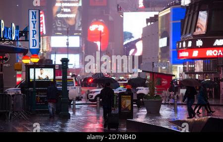 Blick auf das NYPD Büro am Times Square in der Nacht während der Covid-19 Pandemie. Stockfoto