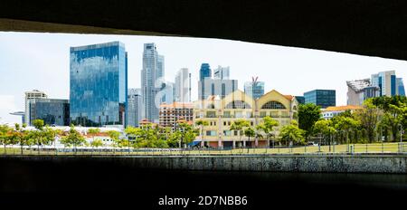 (Selektiver Fokus) atemberaubender Blick auf die Skyline von Singapur vom Clarke Quay aus. Clarke Quay ist ein historischer Kai am Flussufer in Singapur. Stockfoto